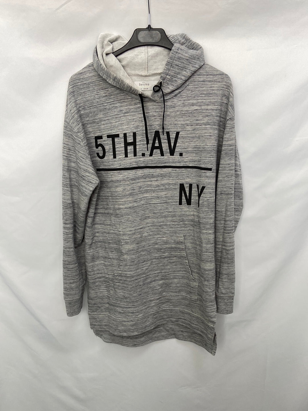 BERSHKA.Sudadera finita larga gris letras T.M