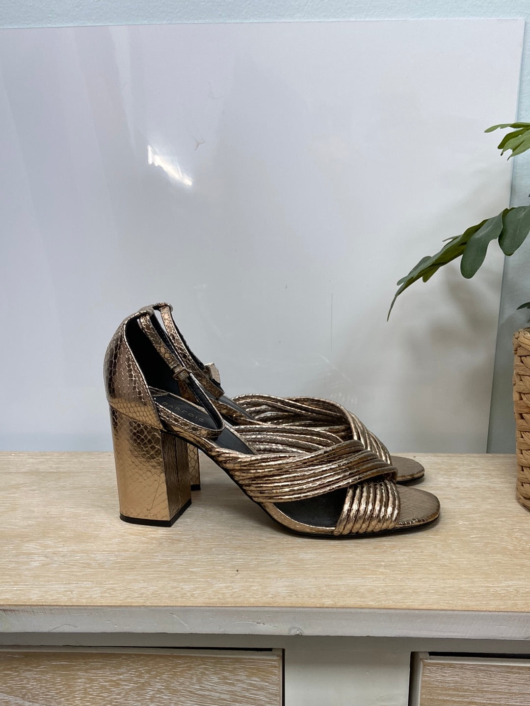 PARFOIS. Sandalias doradas T.36