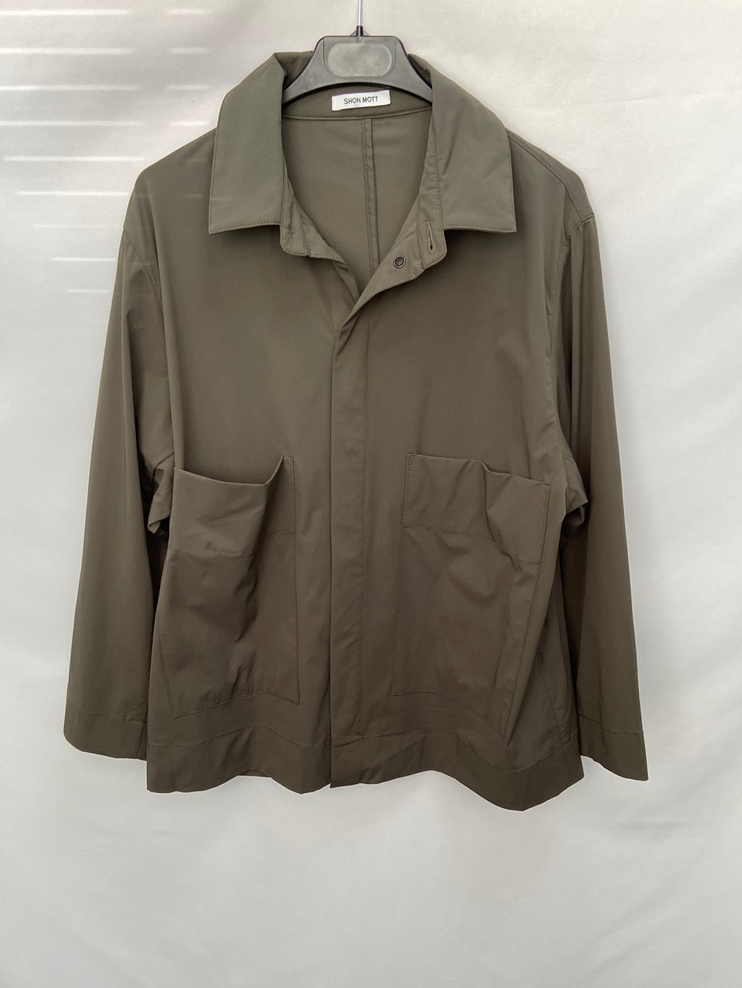 SHON MOTT.Camisa/sobrecamisa verde impermeable T.L