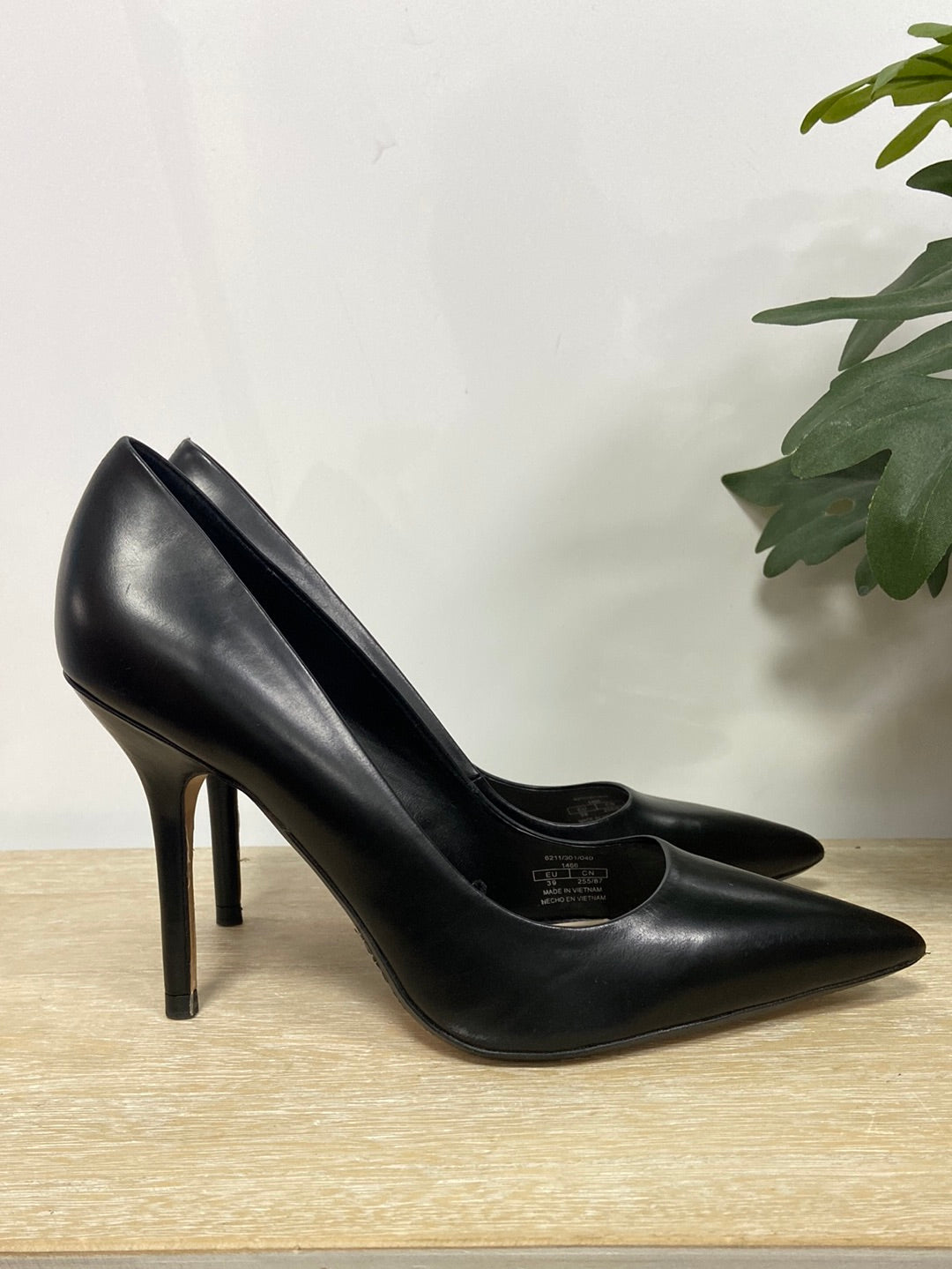 ZARA.Tacones Stilettos negros T.39