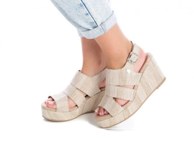 Sandalias tiras cuña Refresh taupe