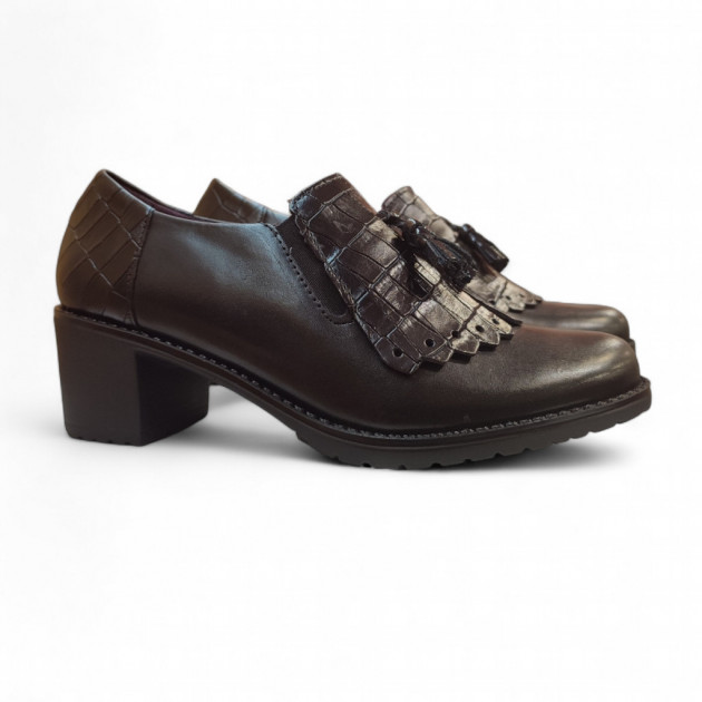 Zapatos con tacón y flecos negros de Pitillos